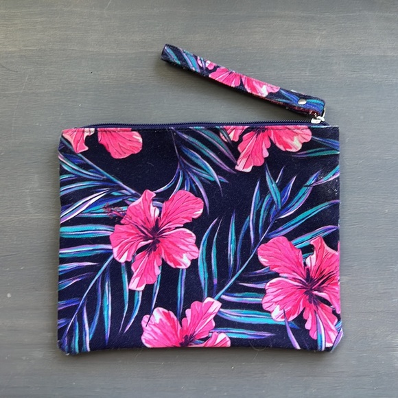 🆑 [4/$20] “Always on Vaycay” Tropical Zipper Tote with Wristlet Attached - Picture 2 of 5